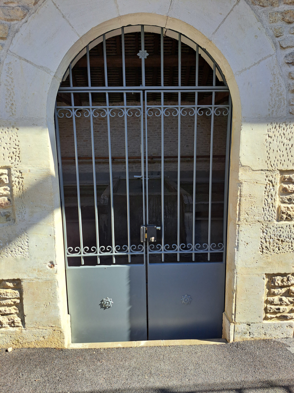 Porte du lavoir de Jaucourt en acier apprêté et thermolaqué