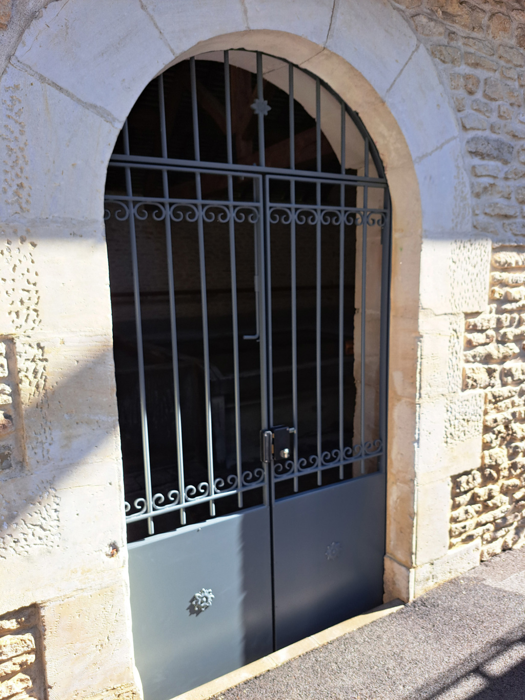 Structure en acier apprêté et thermolaqué de la porte du lavoir de Jaucourt