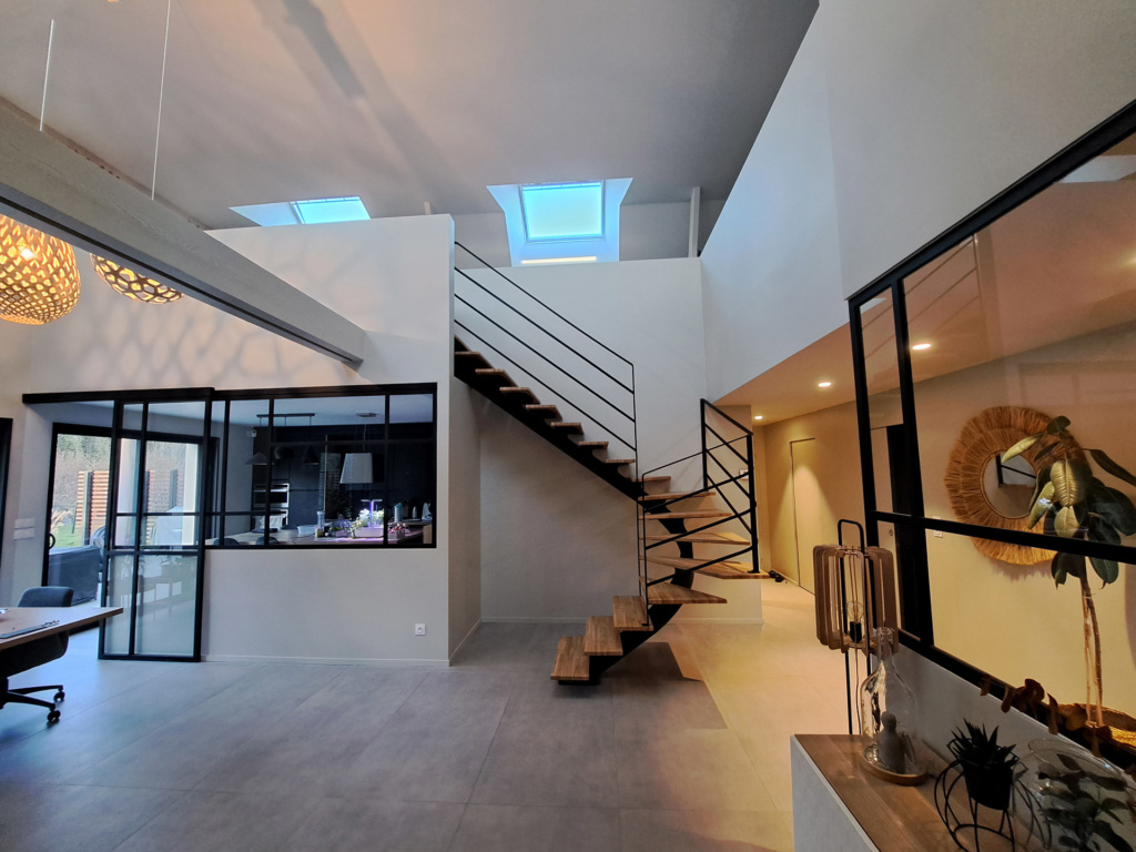 Escalier à limon débillardé en acier thermolaqué et marches en chêne massif – Projet Benoît