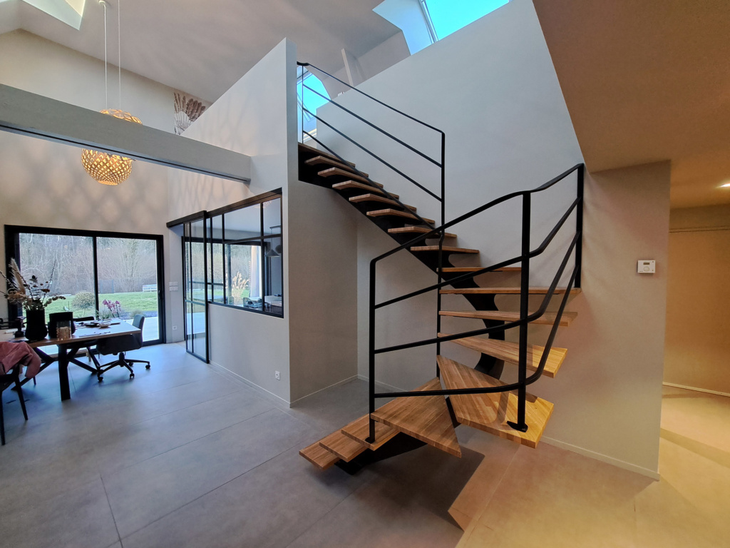 Limon débillardé en acier thermolaqué réalisé pour l’escalier de Benoît