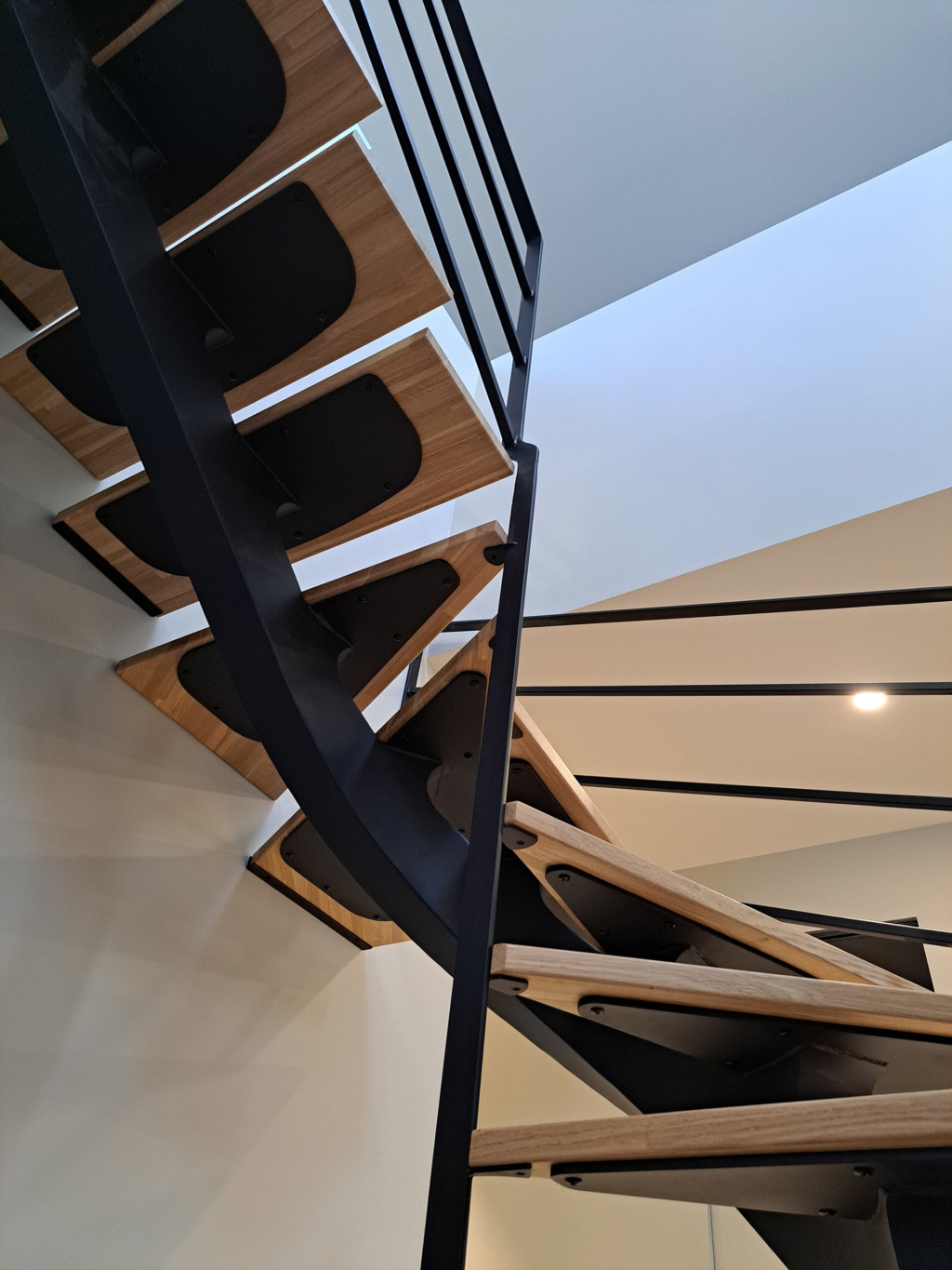 Limon débillardé en acier thermolaqué réalisé pour l’escalier de Benoît