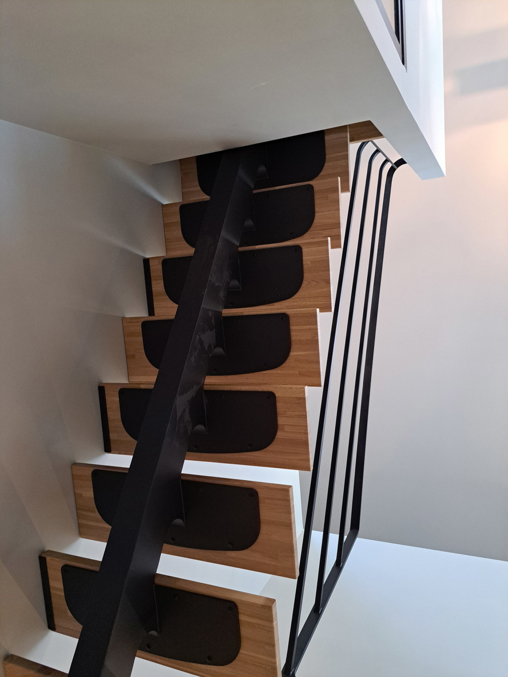 Marches en chêne massif réalisées par L’Art du Bois pour l’escalier de Benoît