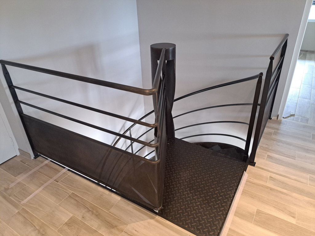 Escalier colimaçon en acier patiné avec limon en double ellipse – Projet Ellipse