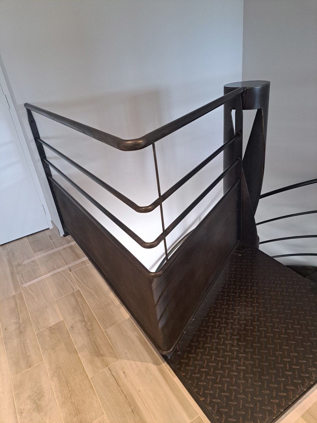 Escalier colimaçon en acier patiné avec limon en double ellipse – Projet Ellipse