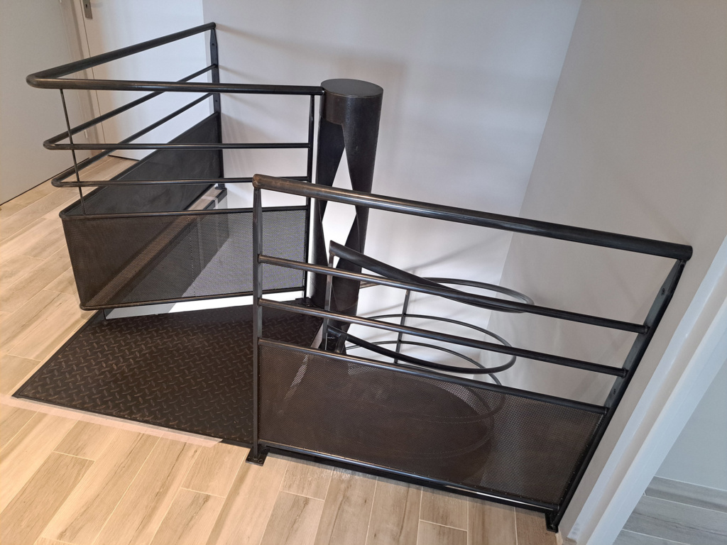 Escalier colimaçon en acier patiné avec limon en double ellipse – Projet Ellipse
