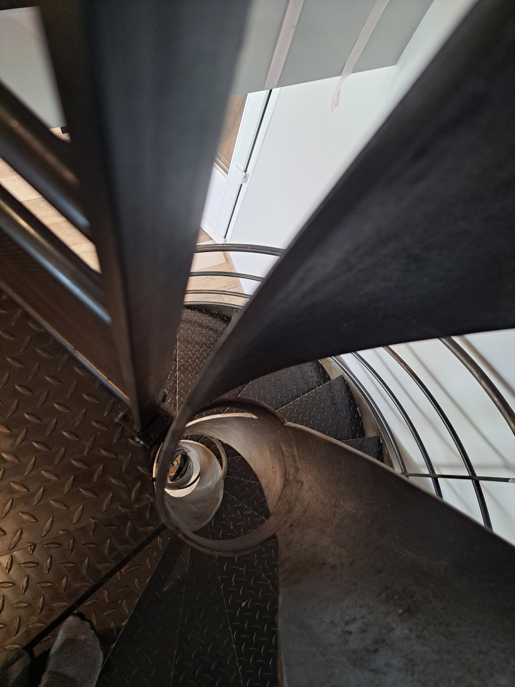 Limon en tube acier découpé en double ellipse de l’escalier Ellipse