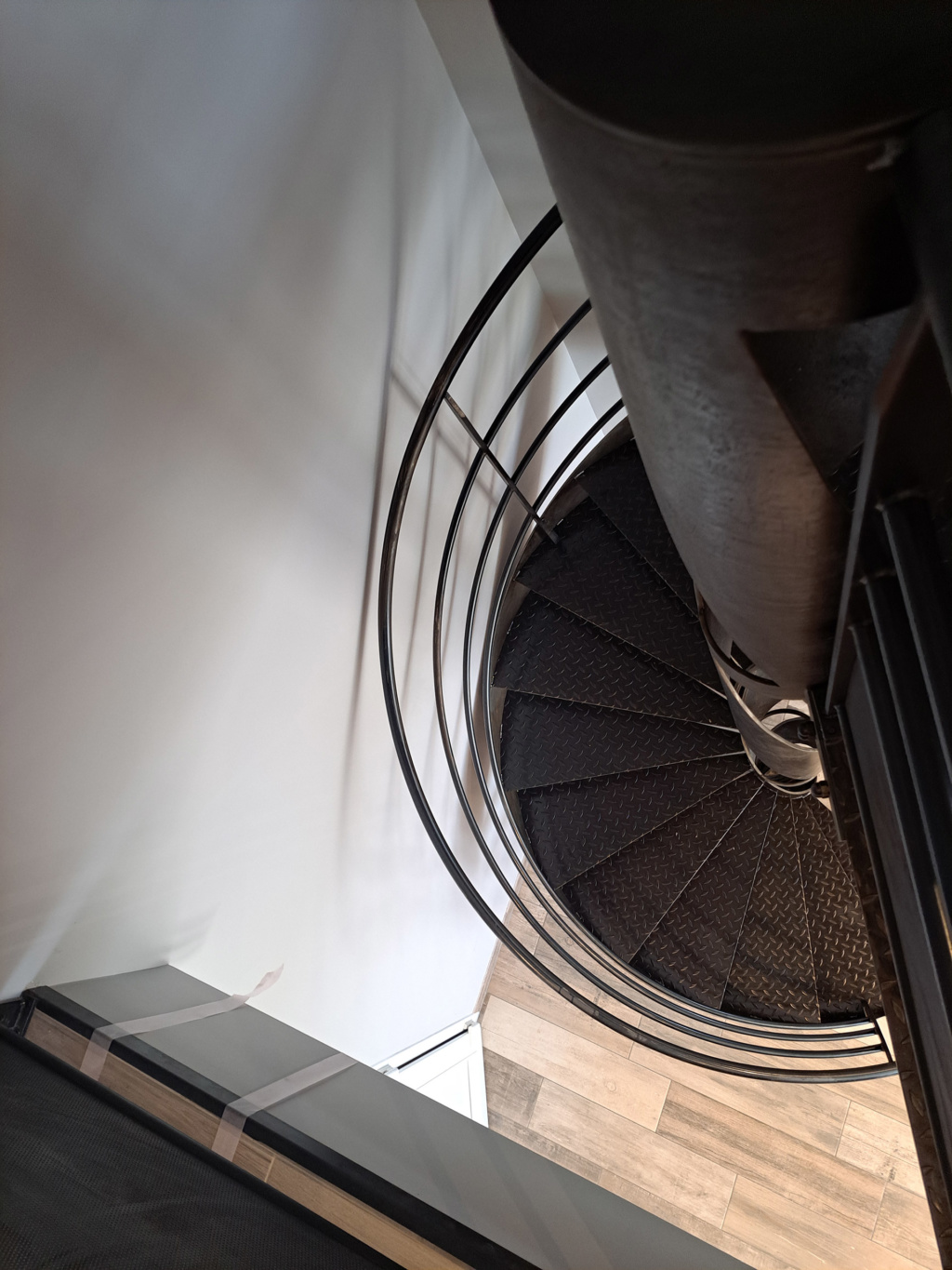 Limon en tube acier découpé en double ellipse de l’escalier Ellipse