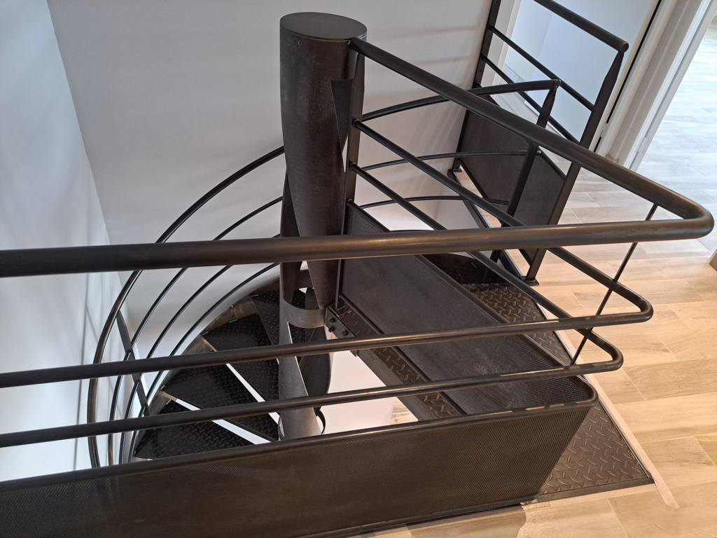 Limon en tube acier découpé en double ellipse de l’escalier Ellipse