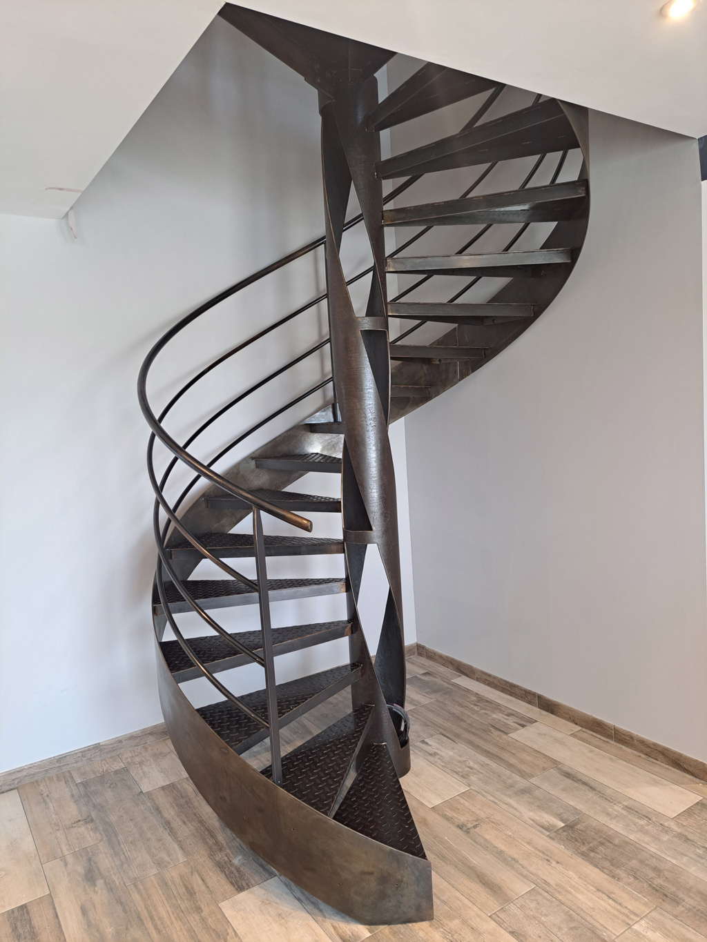 Marches et garde-corps en acier patiné de l’escalier colimaçon Ellipse