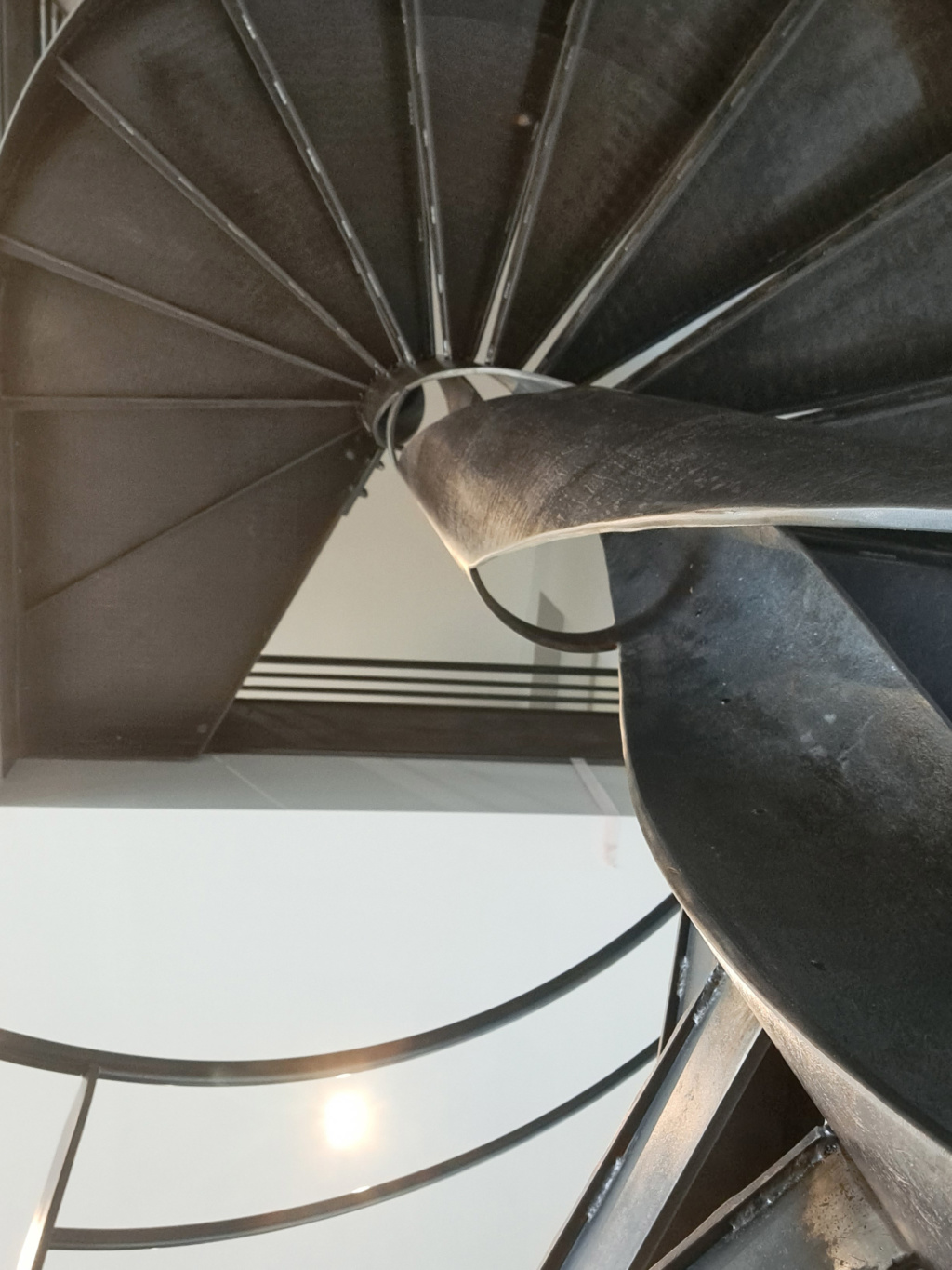 Marches et garde-corps en acier patiné de l’escalier colimaçon Ellipse