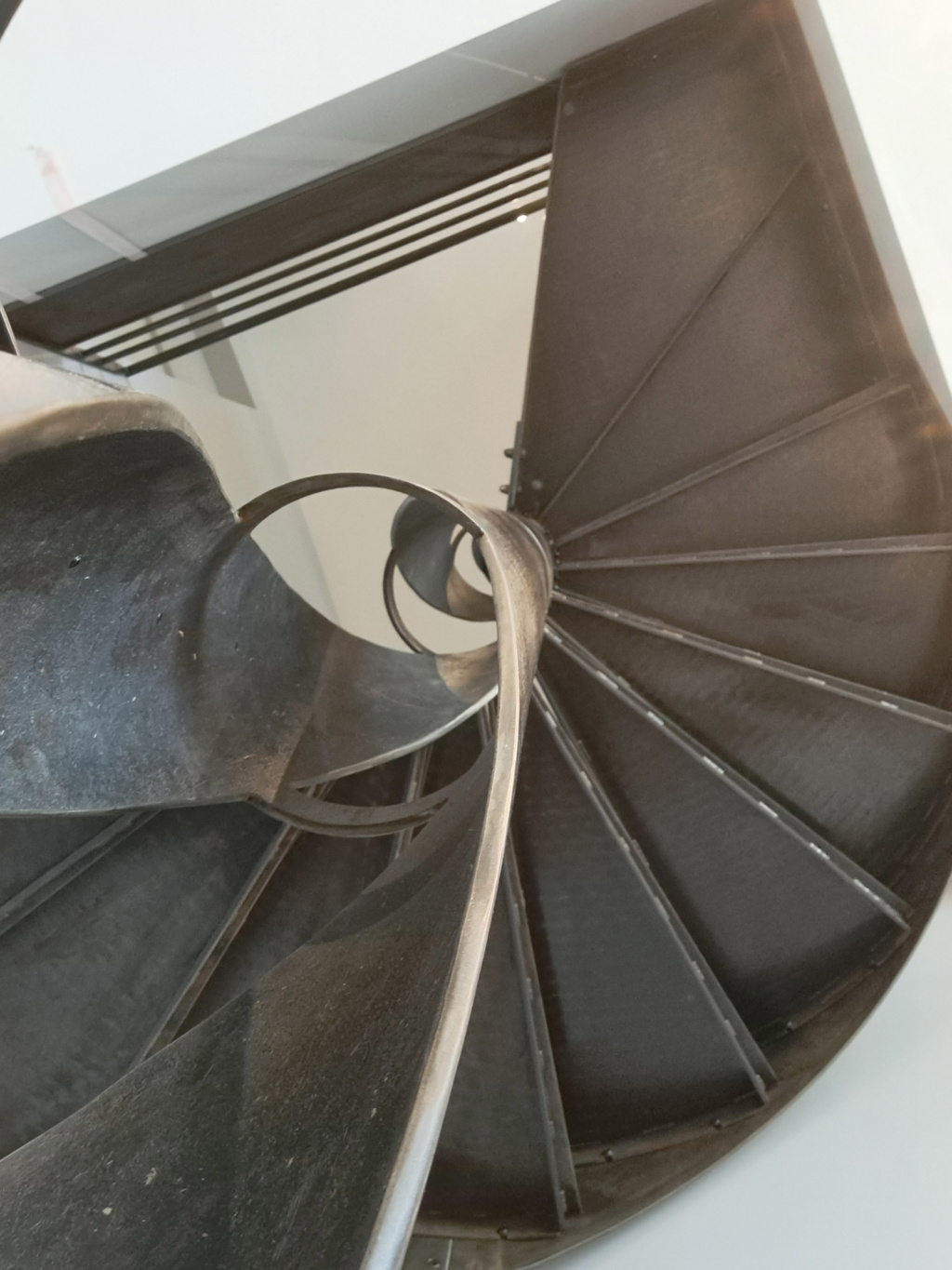 Marches et garde-corps en acier patiné de l’escalier colimaçon Ellipse