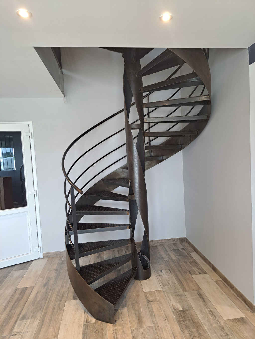 Escalier design en acier patiné à limon elliptique, création sur mesure Ellipse