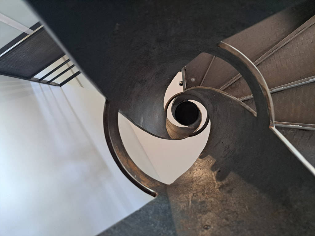 Escalier design en acier patiné à limon elliptique, création sur mesure Ellipse