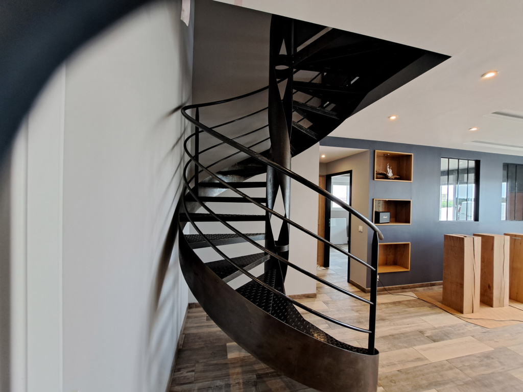 Escalier colimaçon en acier patiné intégré dans un intérieur contemporain – Projet Ellipse