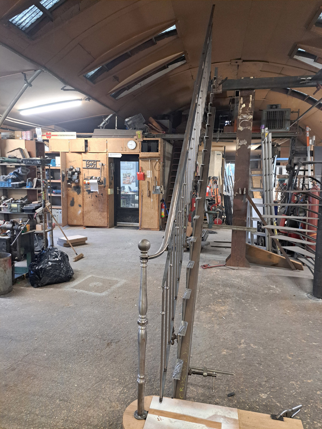 Structure en acier patiné de l’escalier sur mesure La Motte-Tilly