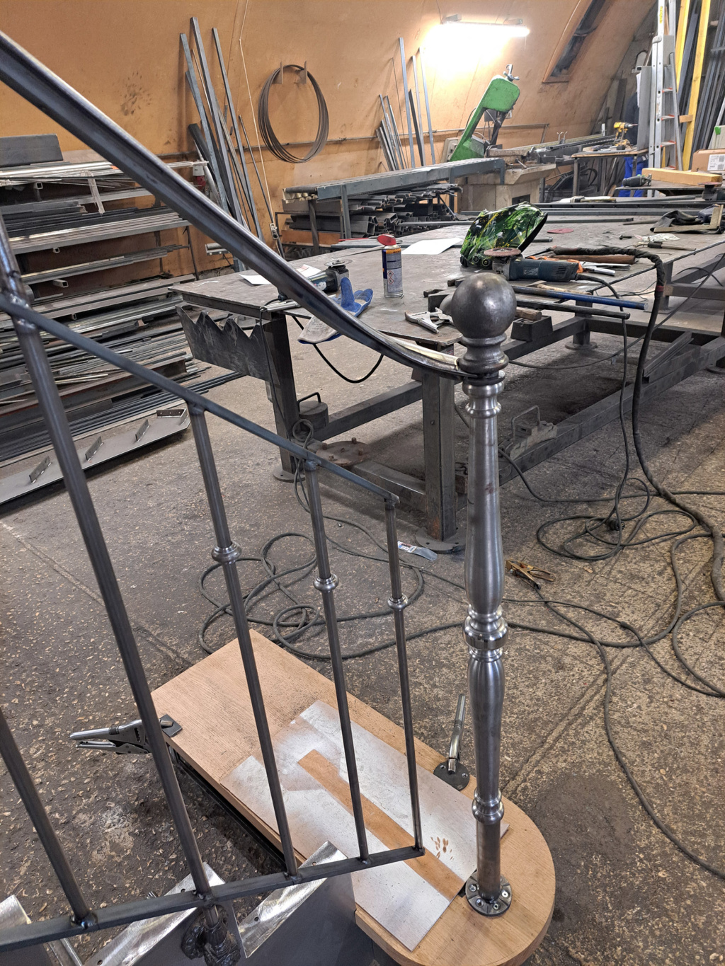 Structure en acier patiné de l’escalier sur mesure La Motte-Tilly