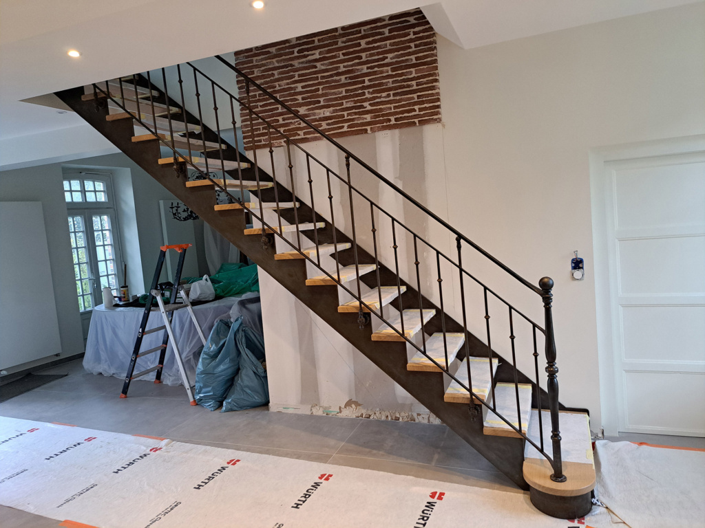 Escalier design en acier patiné et chêne massif intégré à l’intérieur du projet La Motte-Tilly