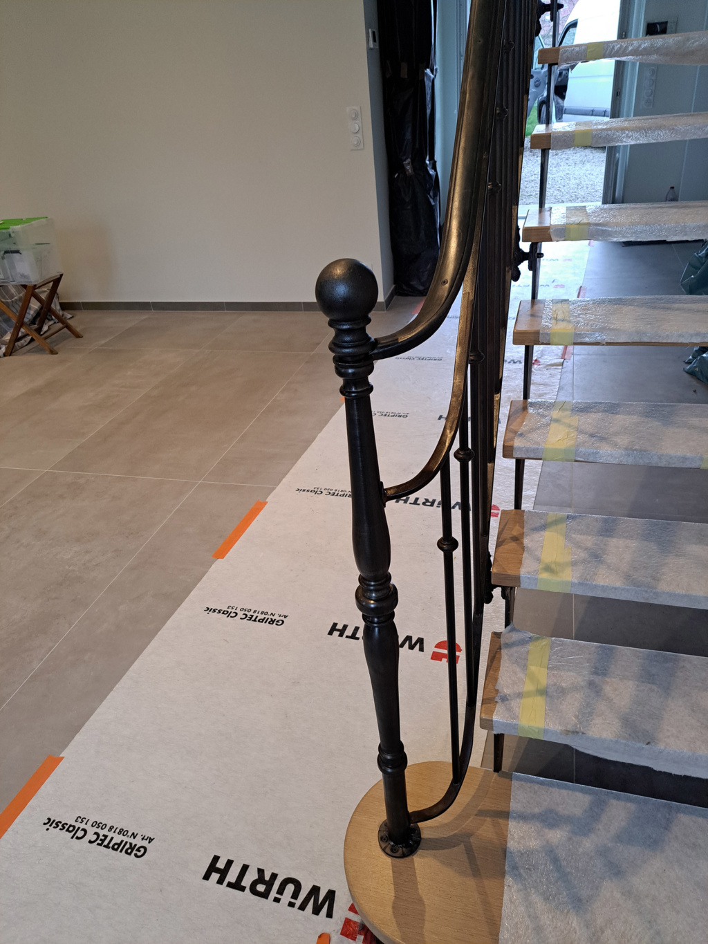 Escalier design en acier patiné et chêne massif intégré à l’intérieur du projet La Motte-Tilly