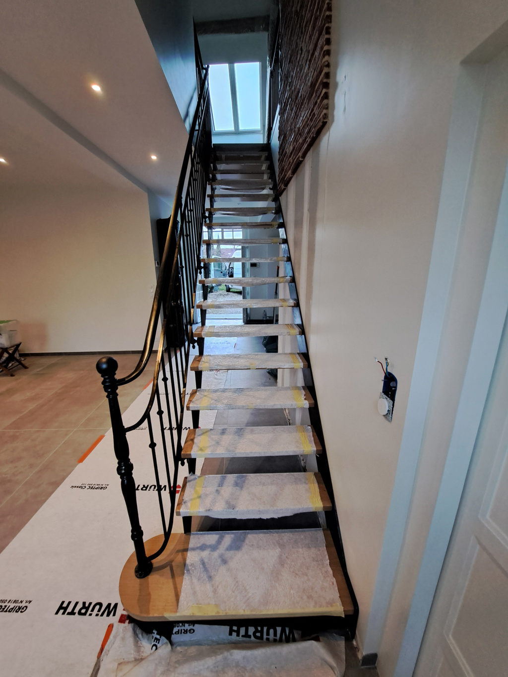 Escalier design en acier patiné et chêne massif intégré à l’intérieur du projet La Motte-Tilly