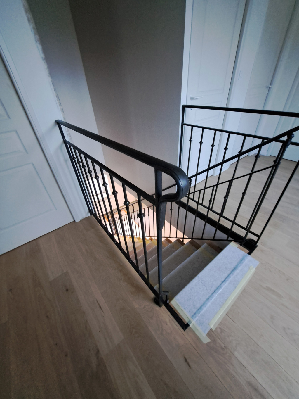 Détails des finitions en acier patiné et chêne massif de l’escalier La Motte-Tilly