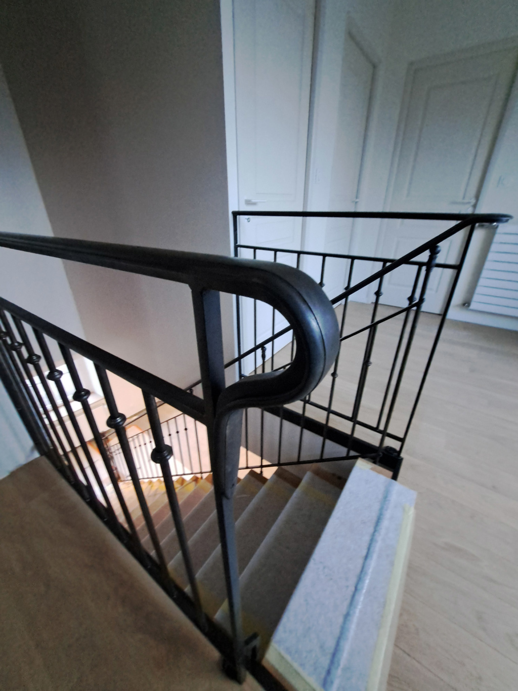 Détails des finitions en acier patiné et chêne massif de l’escalier La Motte-Tilly