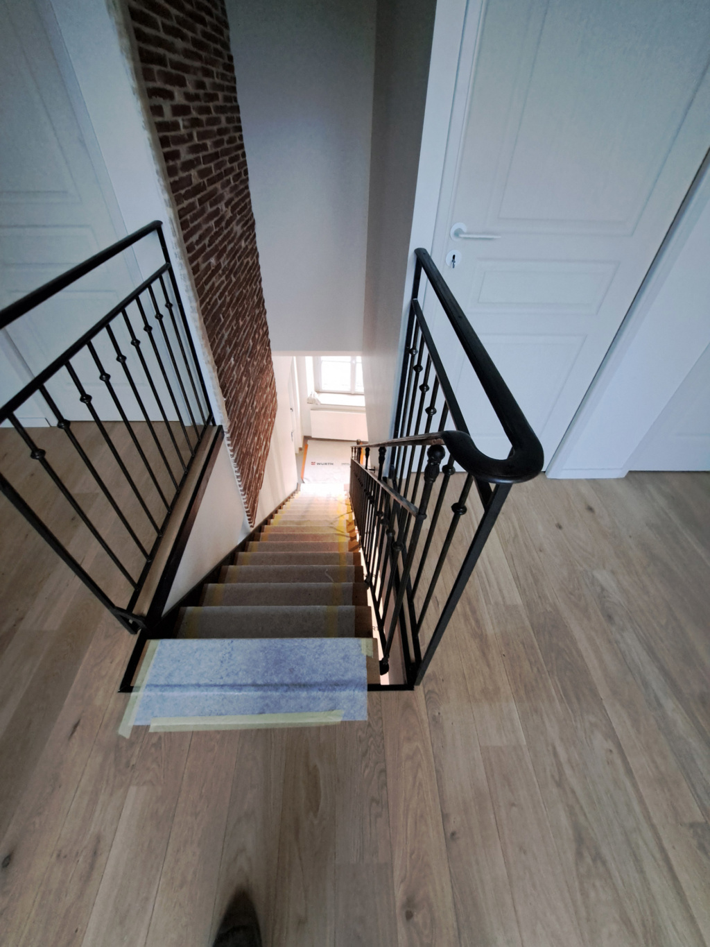 Détails des finitions en acier patiné et chêne massif de l’escalier La Motte-Tilly