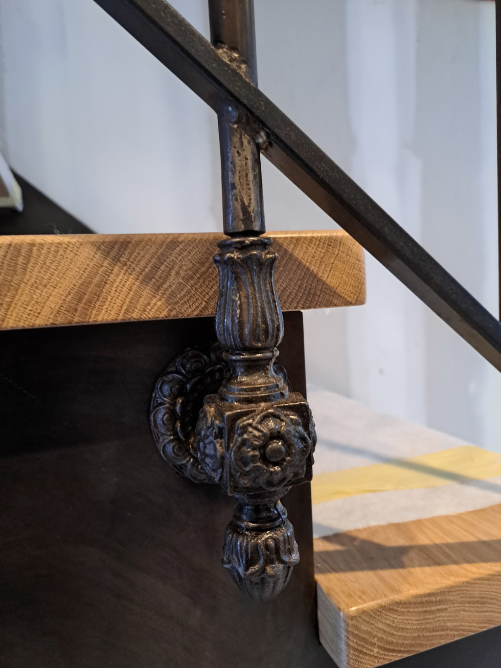 Détails des finitions en acier patiné et chêne massif de l’escalier La Motte-Tilly