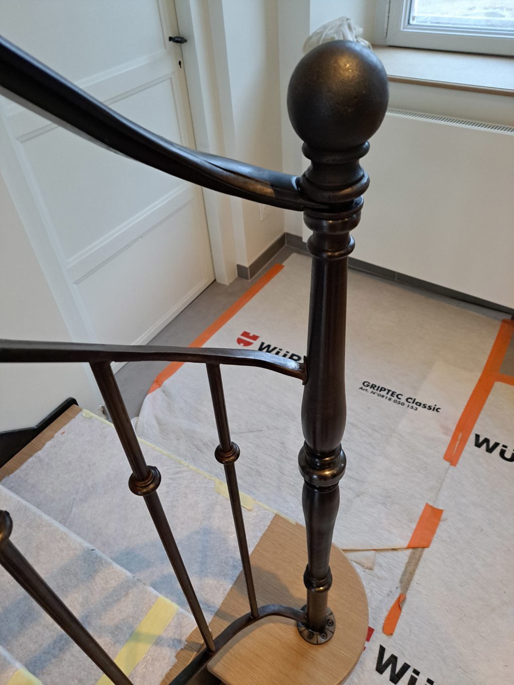 Détails des finitions en acier patiné et chêne massif de l’escalier La Motte-Tilly