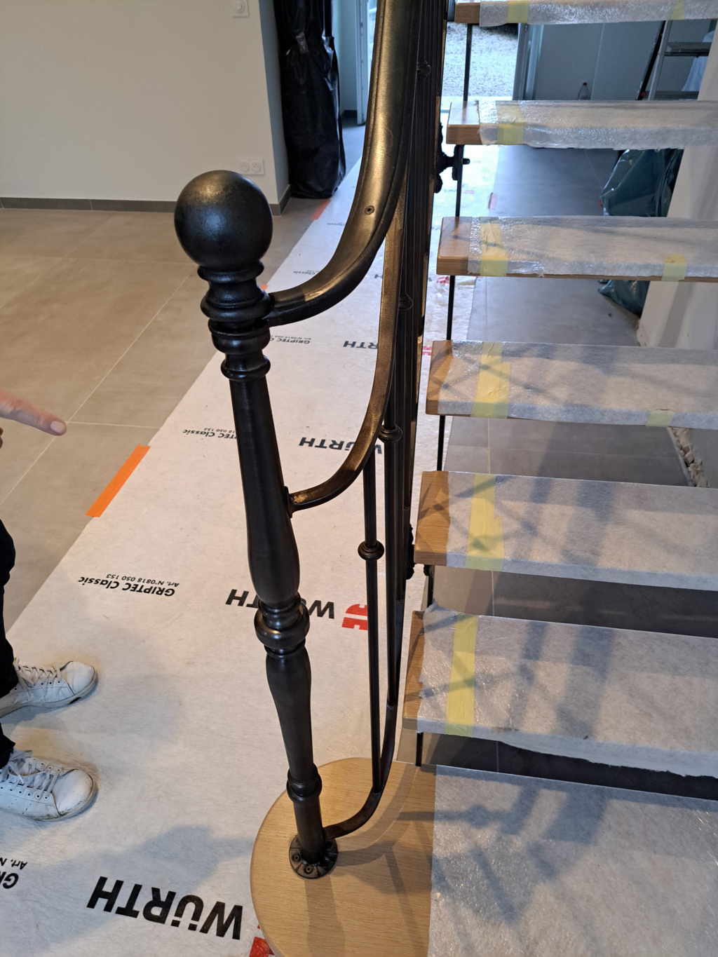 Détails des finitions en acier patiné et chêne massif de l’escalier La Motte-Tilly