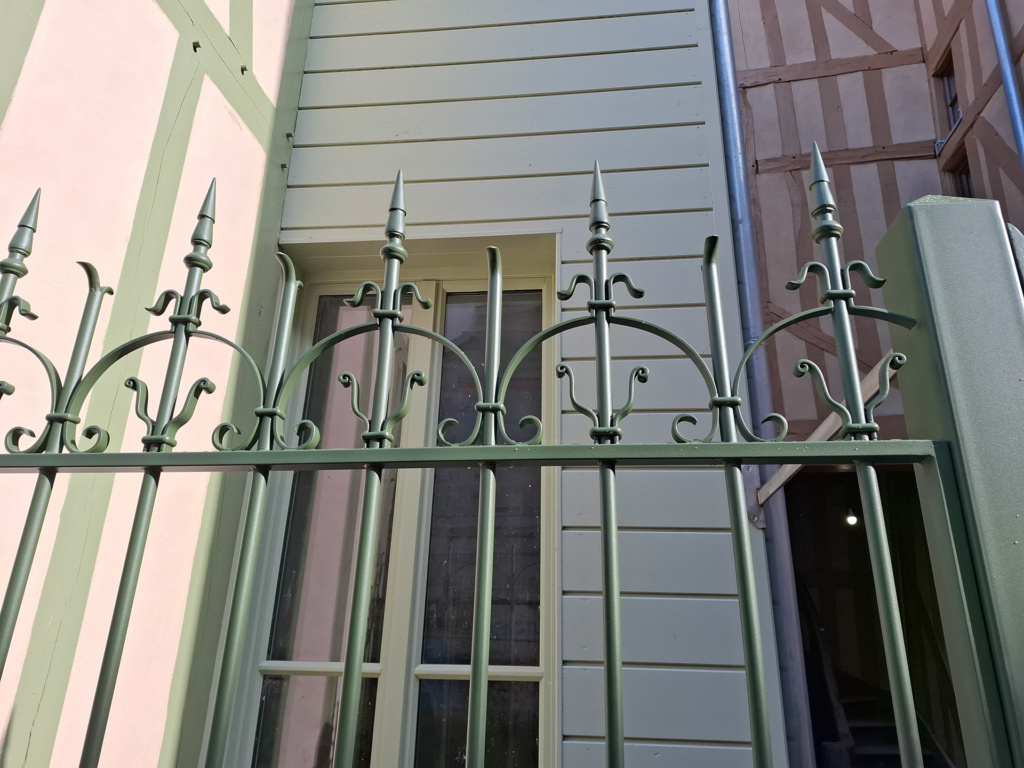 Comparatif avant et après restauration de la clôture et du portillon en acier thermolaqué – Troyes