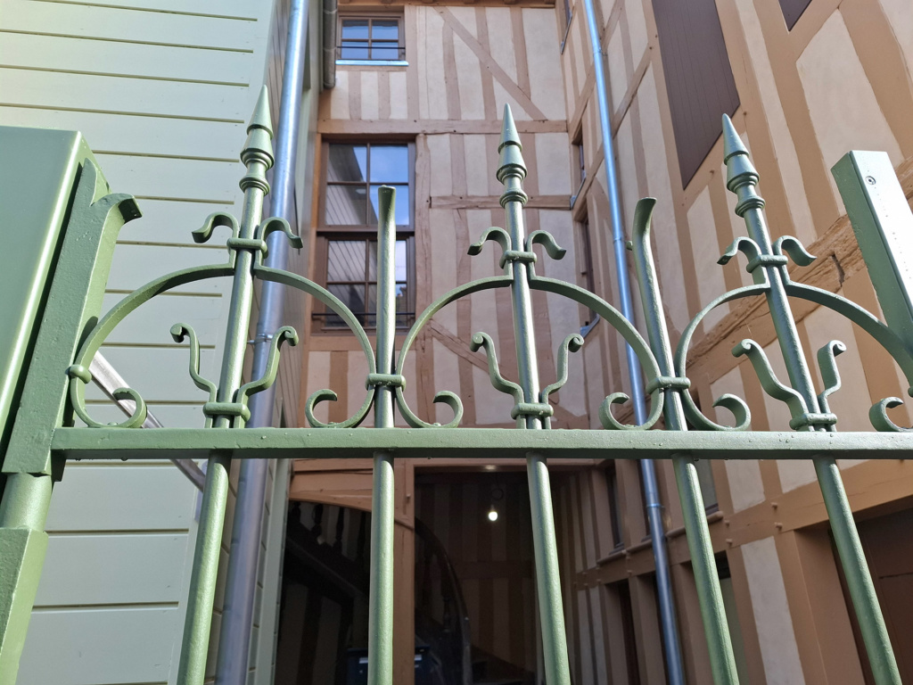 Finitions du portillon et de la clôture en acier thermolaqué, reproduction fidèle à l’original – Rue Brunneval, Troyes