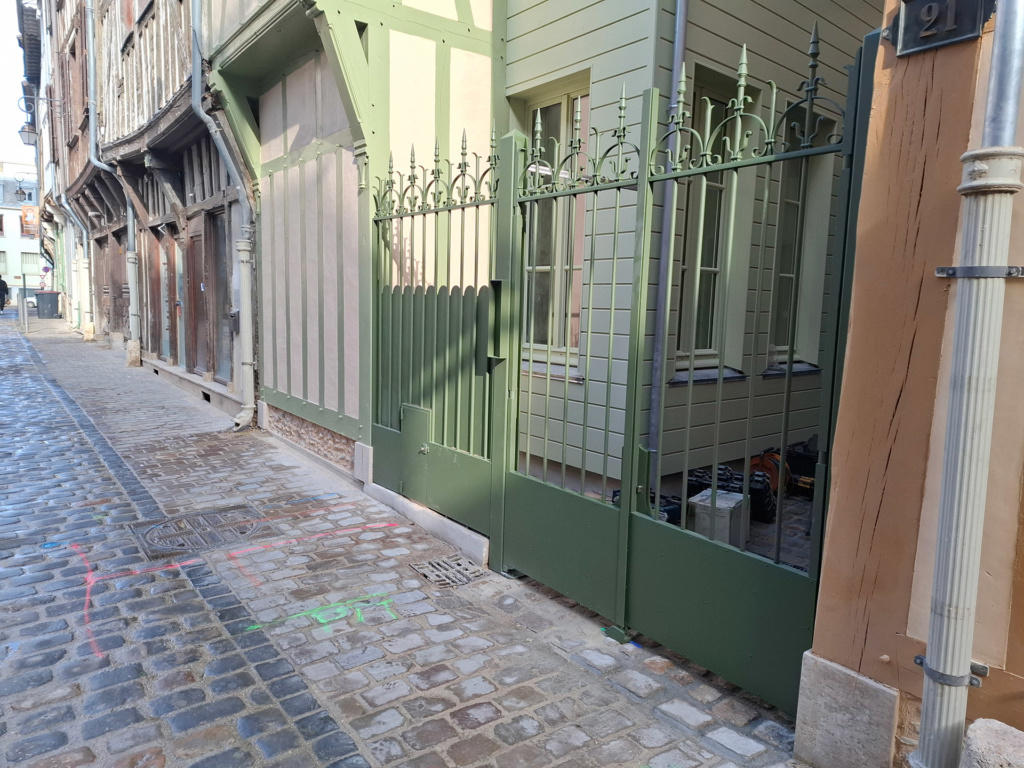 Finitions du portillon et de la clôture en acier thermolaqué, reproduction fidèle à l’original – Rue Brunneval, Troyes