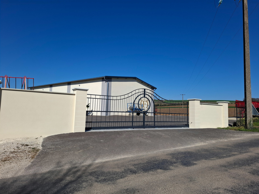 Assemblages et finitions du portail double coulissant en acier thermolaqué – Oudard