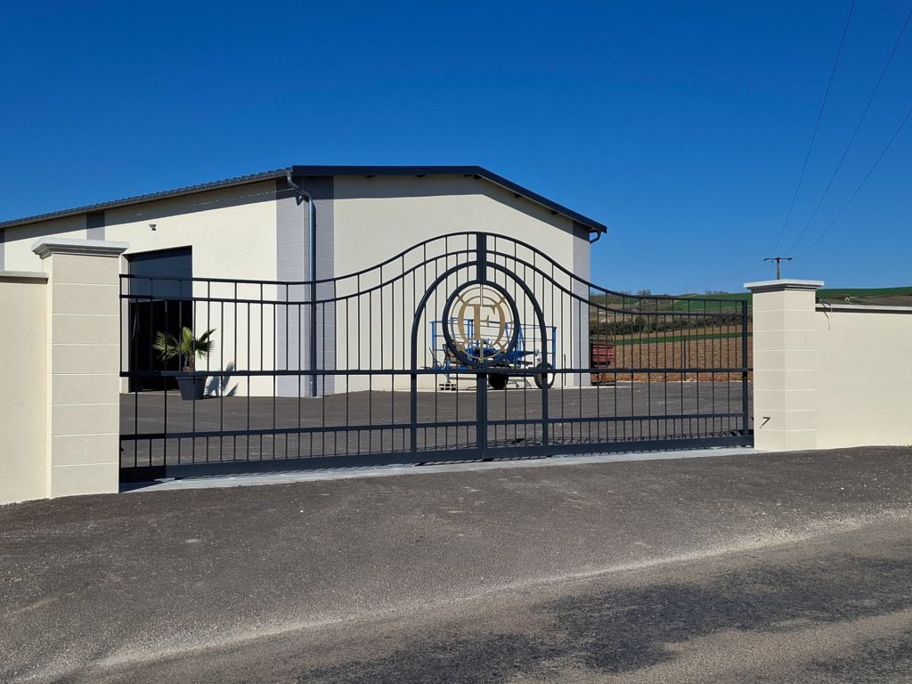 Assemblages et finitions du portail double coulissant en acier thermolaqué – Oudard