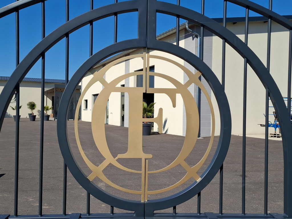 Portail double coulissant en acier thermolaqué deux couleurs – Champagne Oudard