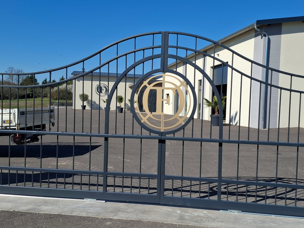 Détail du mécanisme du portail double coulissant en acier thermolaqué – Projet Oudard