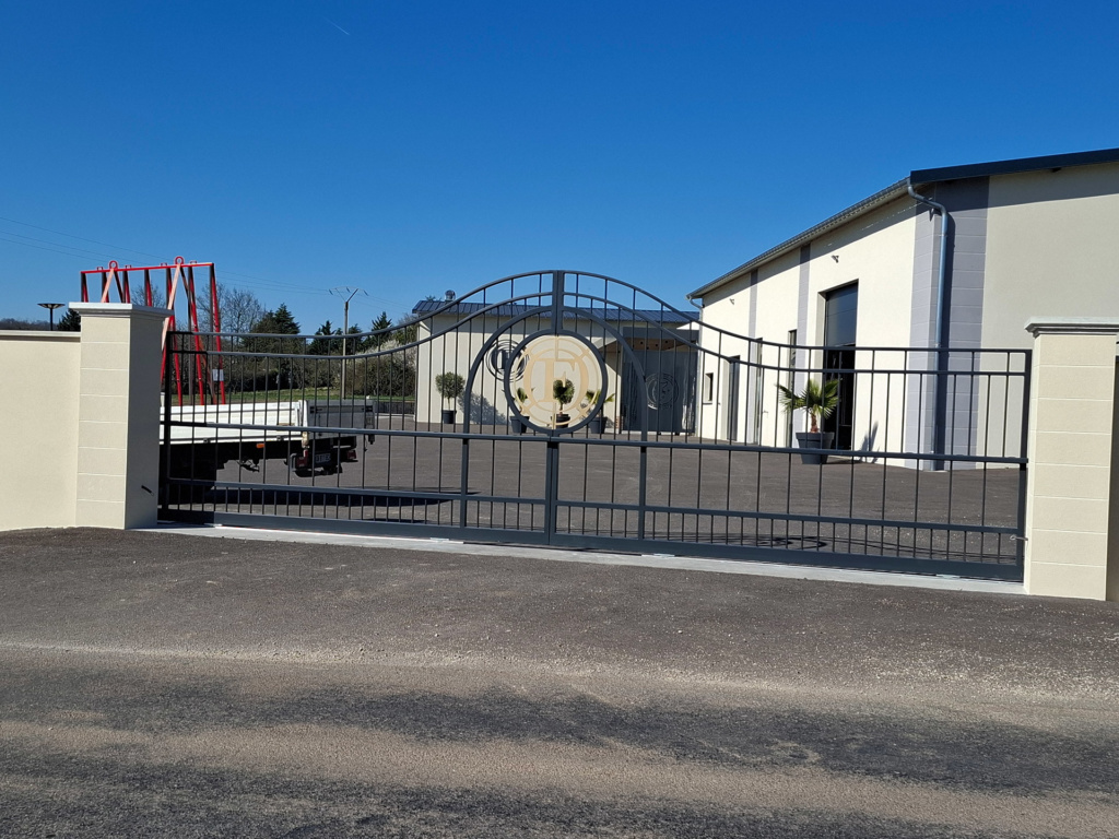 Finition en acier apprêté et thermolaqué deux couleurs du portail Champagne Oudard