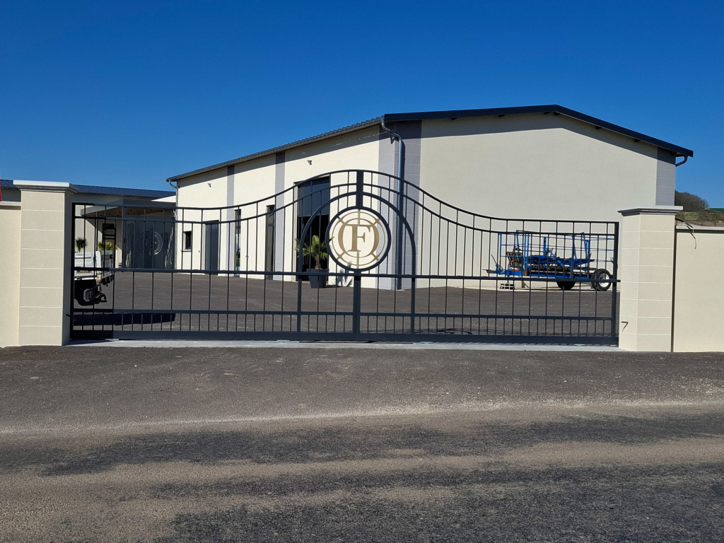 Portail sur mesure en acier thermolaqué installé à l’entrée du Champagne Oudard