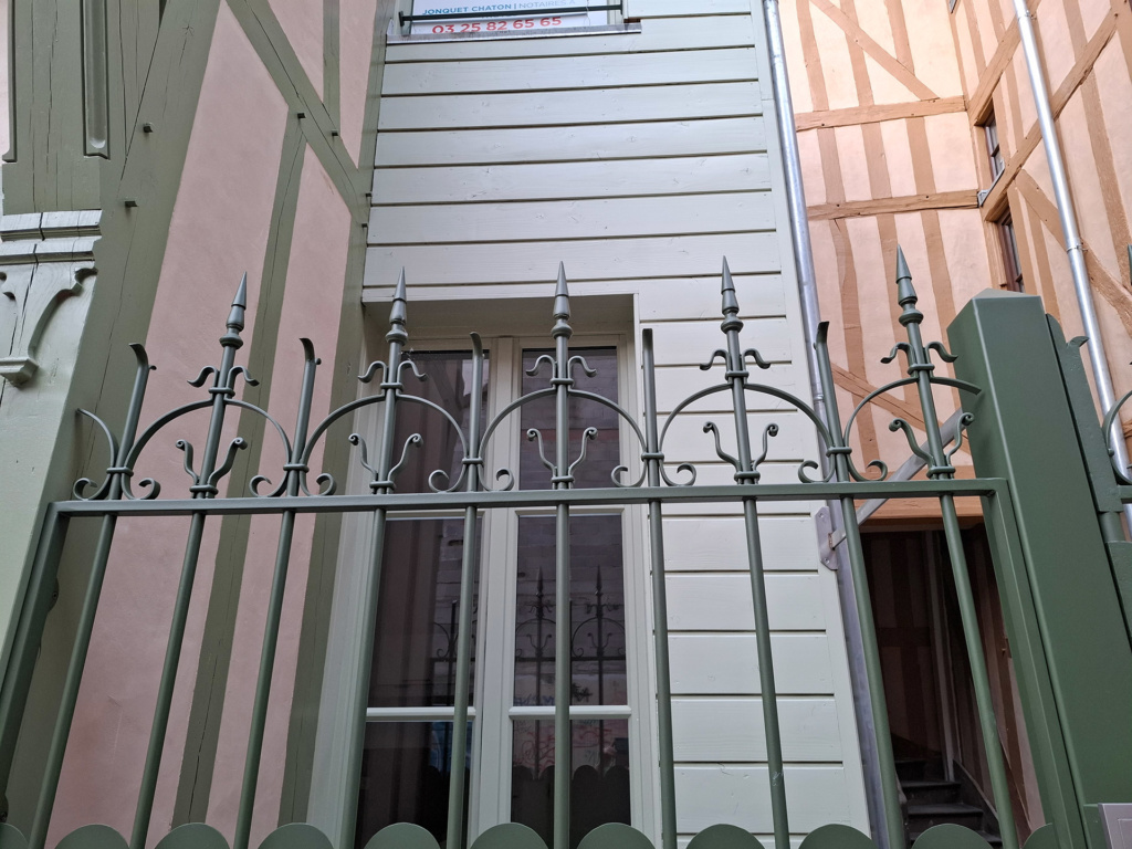 Clôture et portillon en acier thermolaqué restaurés à l’identique – Rue Brunneval à Troyes