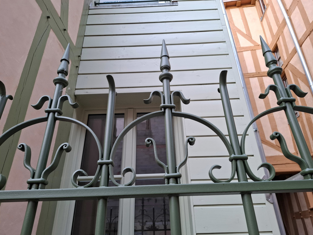 Portillon en acier thermolaqué, copie à l’identique de l’entrée de Mickael V à Troyes