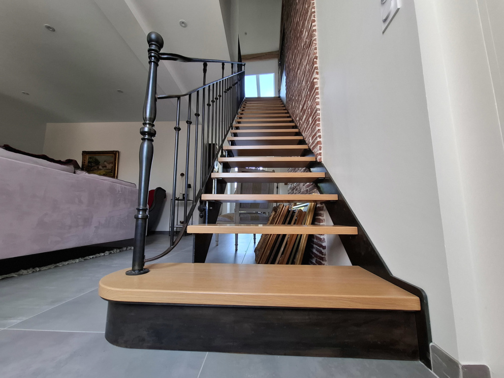 Escalier en acier patiné et marches en chêne massif – Projet La Motte-Tilly