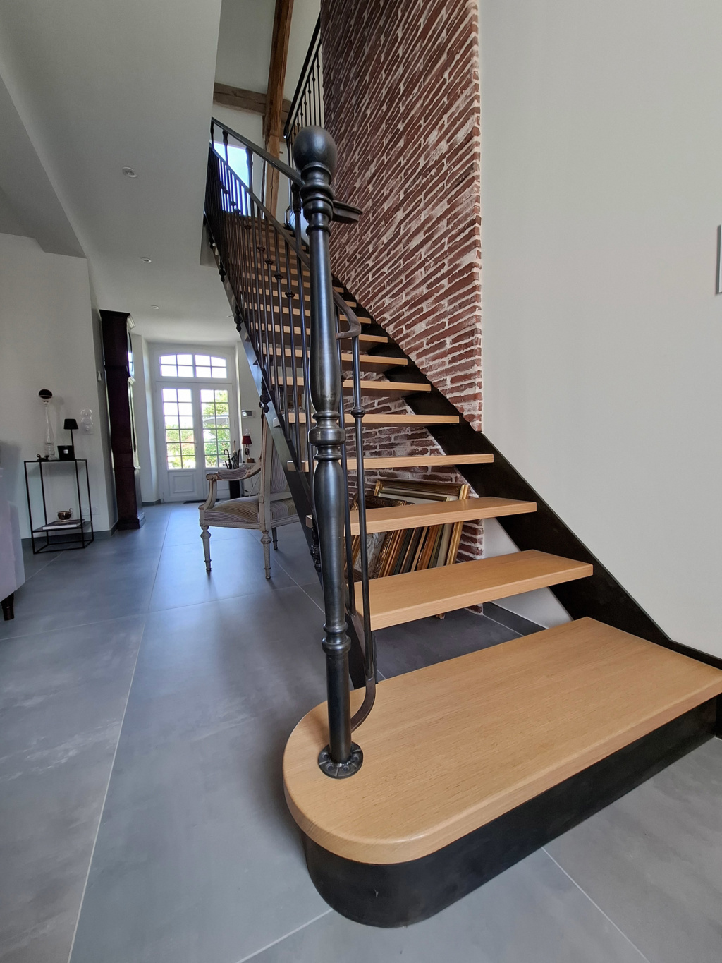 Escalier en acier patiné et marches en chêne massif – Projet La Motte-Tilly