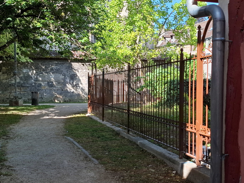 Clôture et portillons en acier thermolaqué installés près de la Cathédrale de Troyes