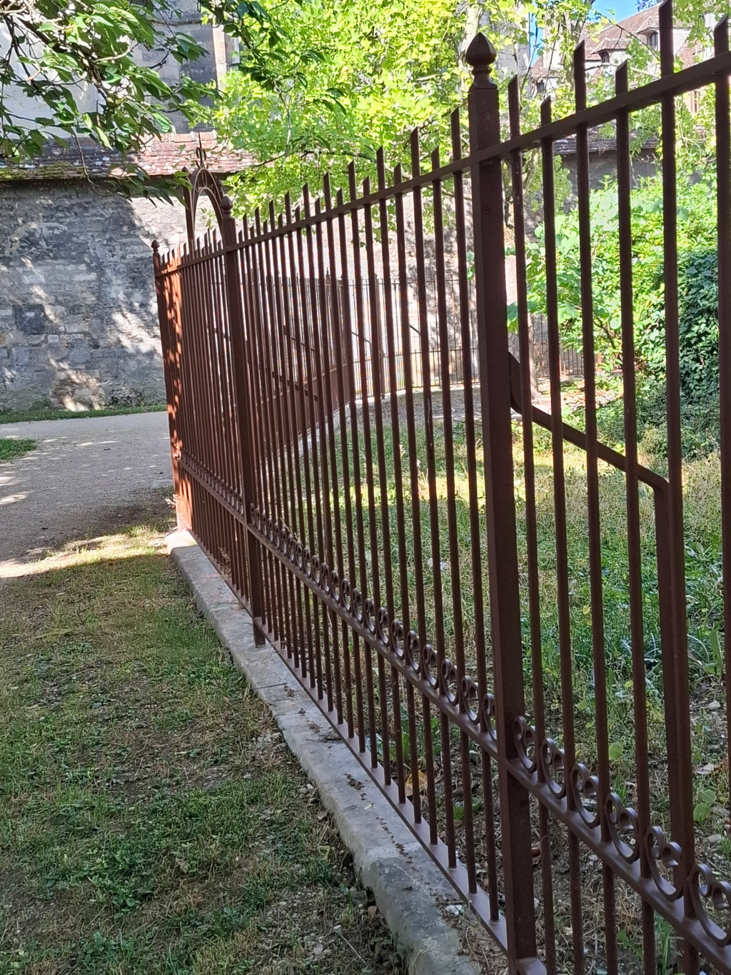 Finitions et assemblages de la clôture sur mesure en acier thermolaqué – Square des Trois Godets