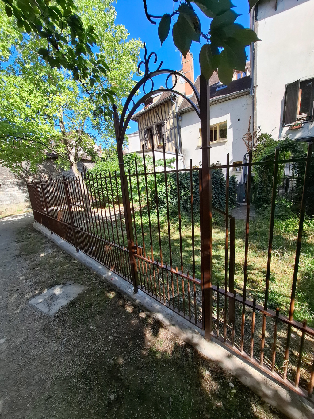 Clôture en acier thermolaqué du Square des Trois Godets à la Cathédrale de Troyes