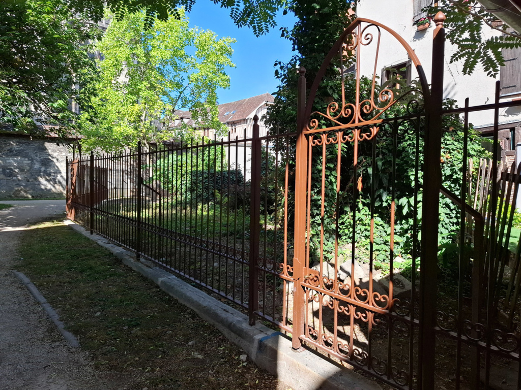 Portillons en acier thermolaqué réalisés sur mesure pour le Square des Trois Godets