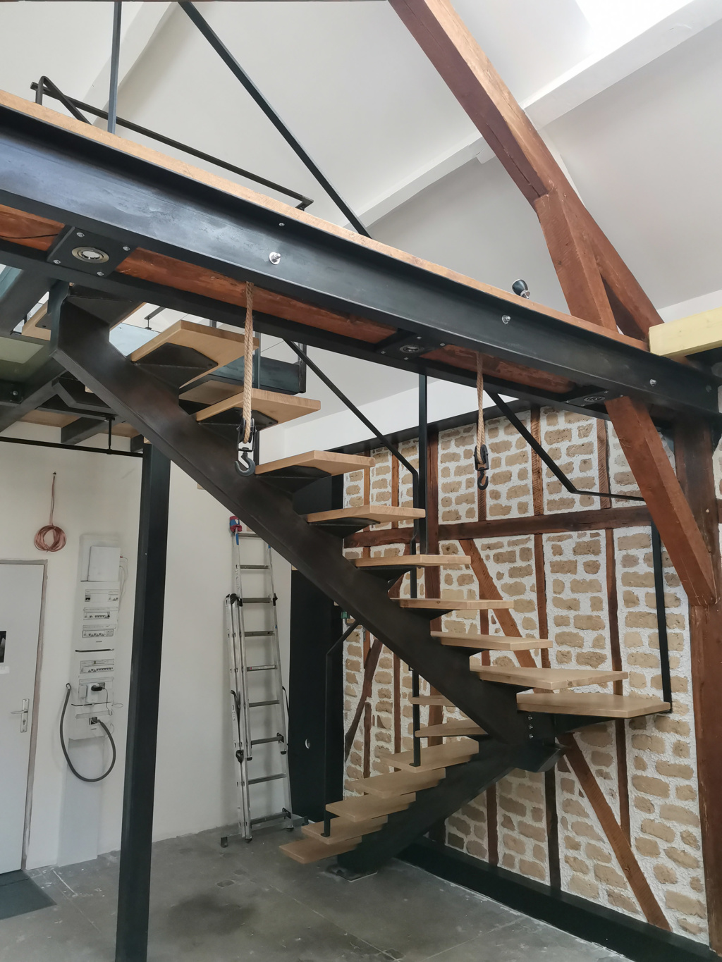 Escalier origami en acier patiné et marches en chêne massif – Projet Le Loft