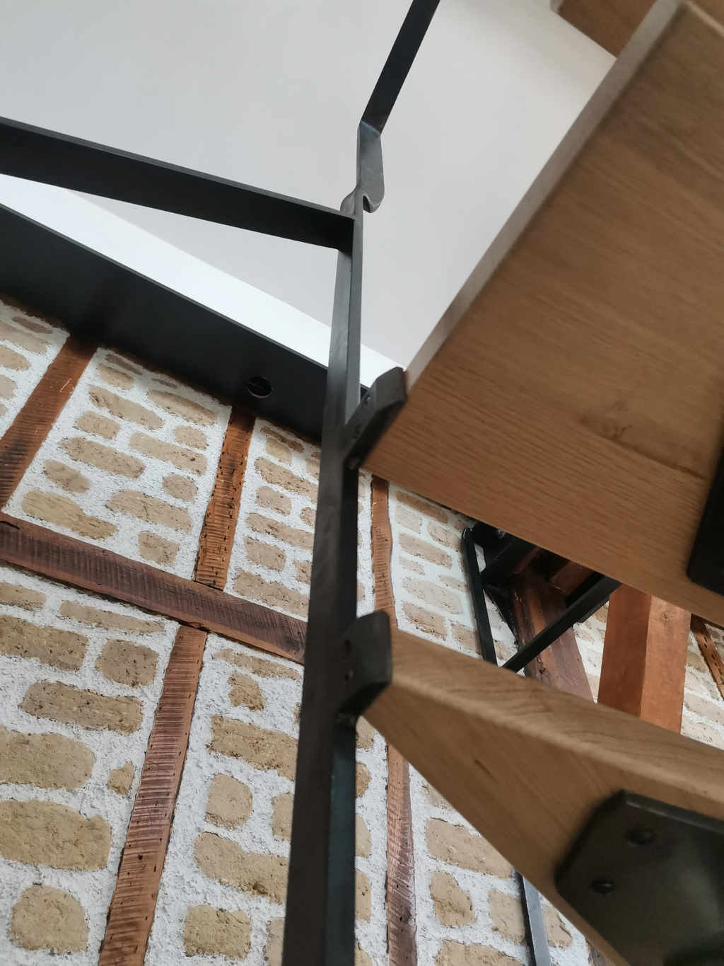 Escalier origami en acier patiné et marches en chêne massif – Projet Le Loft