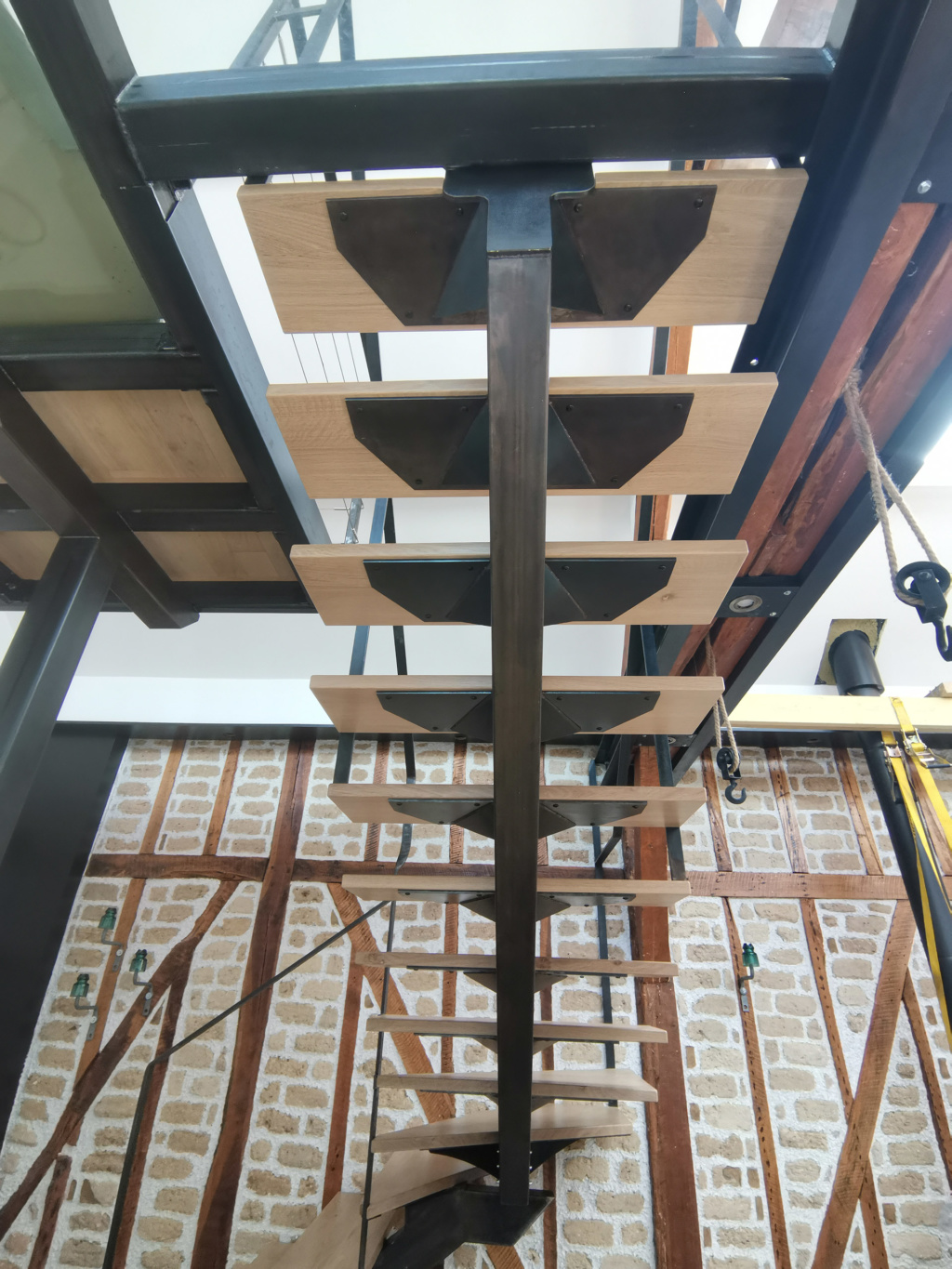 Structure origami en acier patiné de l’escalier du Loft réalisé par AI Troyes