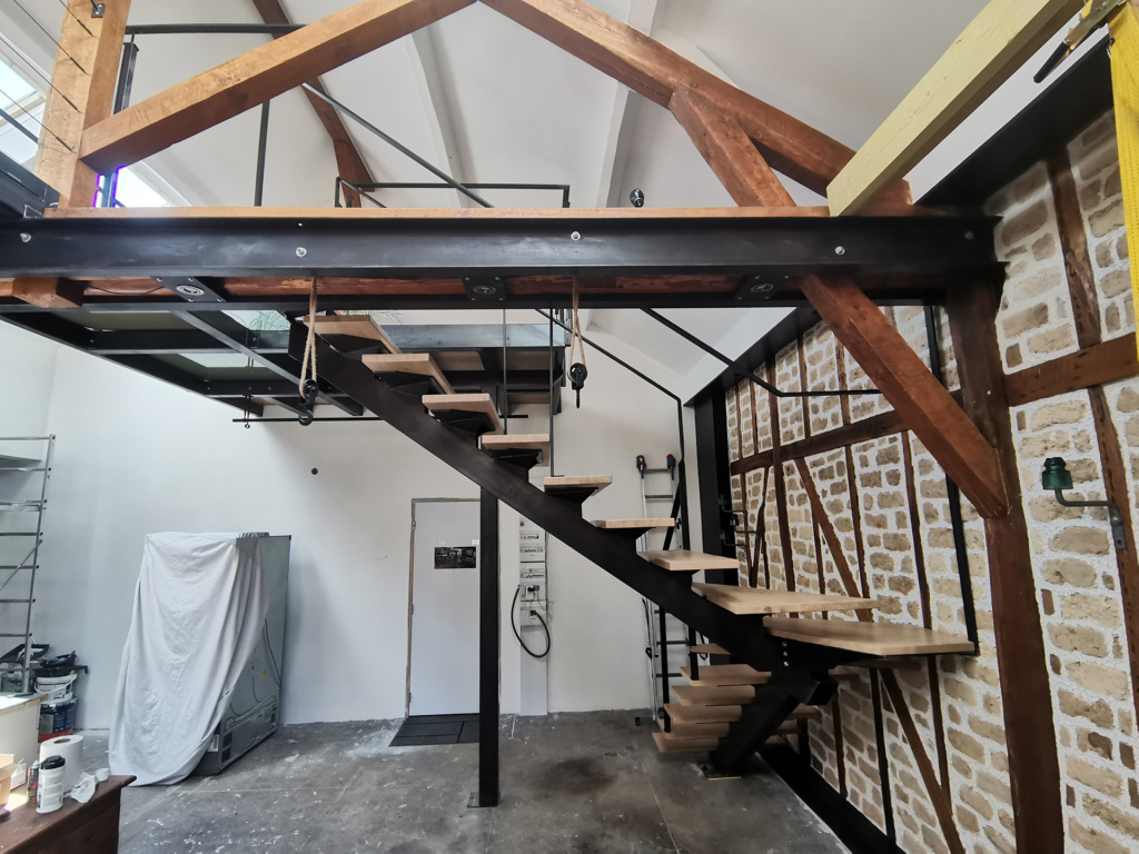 Structure origami en acier patiné de l’escalier du Loft réalisé par AI Troyes